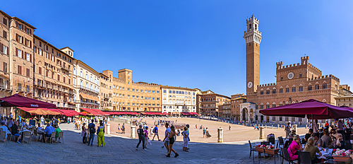 View of restaurants and Palazzo Pubblico in Piazza del Campo, UNESCO World Heritage Site, Siena, Tuscany, Italy, Europe