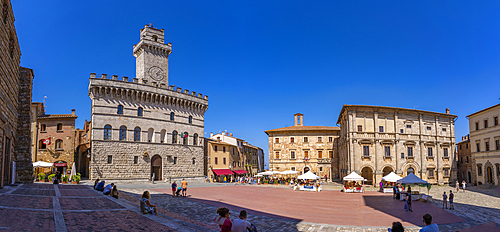 View of Palazzo Comunale in Piazza Grande in Montepulciano, Montepulciano, Province of Siena, Tuscany, Italy, Europe