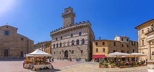 View of Palazzo Comunale in Piazza Grande in Montepulciano, Montepulciano, Province of Siena, Tuscany, Italy, Europe