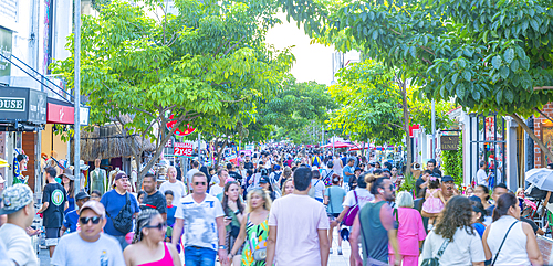 View of busy 5th Avenue, Playa del Carmen, Quintana Roo, Caribbean Coast, Yucatan Peninsula, Riviera Maya, Mexico, North America