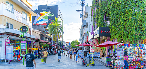 View of busy 5th Avenue, Playa del Carmen, Quintana Roo, Caribbean Coast, Yucatan Peninsula, Riviera Maya, Mexico, North America