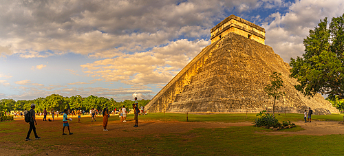 View of El Castillo (The Pyramid of Kukulkan), Mayan Ruin, Chichen Itza, UNESCO World Heritage Site, Yucatan State, Yucatan Peninsula, Mexico, North America