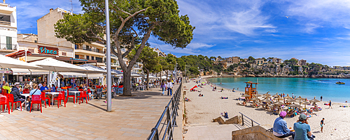 View of cafes and Platja de Portocristo beach, Porto Cristo, Majorca, Balearic Islands, Spain, Mediterranean, Europe