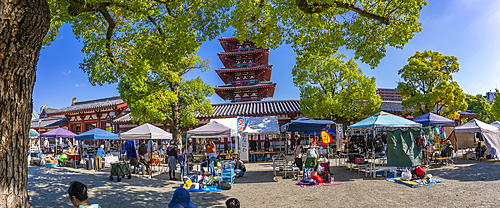 View of market stalls and Shitenno-ji Gojunoto (Five Story Pagoda) on a sunny day, Shitennoji, Tennoji Ward, Osaka, Honshu, Japan, Asia