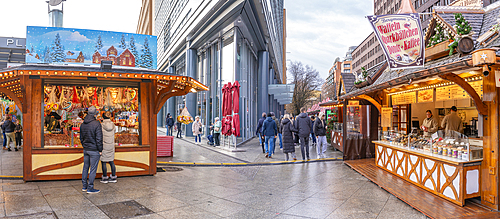 View of Christmas market stalls in Potsdamer Platz at Christmas, Mitte, Berlin, Germany, Europe