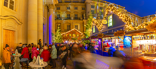 View of Christmas market stalls in Schlüterhof des Berliner Schlosses at dusk, Mitte, Berlin, Germany, Europe