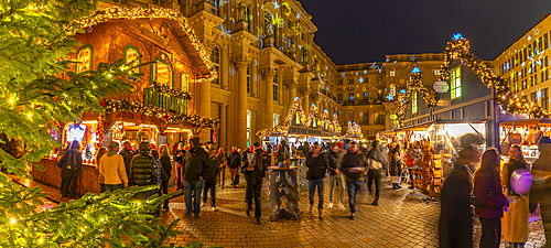 View of Christmas market stalls in Schlüterhof des Berliner Schlosses at dusk, Mitte, Berlin, Germany, Europe