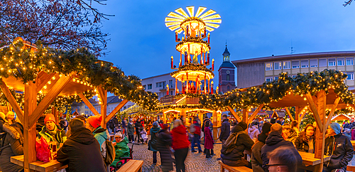 View of Christmas Market stalls in the market square in Altstadt Spandau at dusk, Spandau, Berlin, Germany, Europe