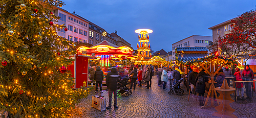 View of Christmas Market stalls in the market square in Altstadt Spandau at dusk, Spandau, Berlin, Germany, Europe