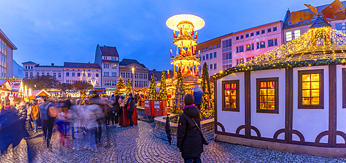 View of Christmas Market stalls in the market square in Altstadt Spandau at dusk, Spandau, Berlin, Germany, Europe