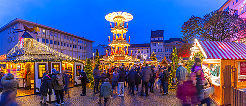 View of Christmas Market stalls in the market square in Altstadt Spandau at dusk, Spandau, Berlin, Germany, Europe