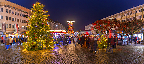 View of Christmas Market stalls in the market square in Altstadt Spandau at dusk, Spandau, Berlin, Germany, Europe