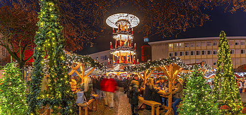 View of Christmas Market stalls in the market square in Altstadt Spandau at dusk, Spandau, Berlin, Germany, Europe