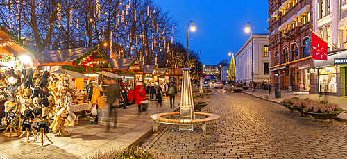 View of Christmas market on Karl Johans Gate and Royal Palace at dusk, Oslo, Norway, Scandinavia, Europe