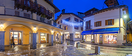 View of snow covered town centre on Via Roma in Courmayeur during winter, Courmayeur, Aosta Valley, Italy, Europe