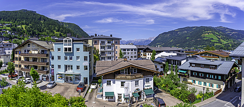 Elevated view of Zell am See on a sunny day, Zell am See, Salzburg, Austria, Europe