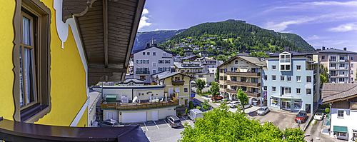 Elevated view of Zell am See on a sunny day, Zell am See, Salzburg, Austria, Europe