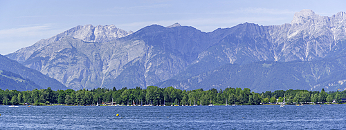 View of Lake Zell from Zell am See and mountainous backdrop on a sunny day, Zell am See, Salzburg, Austria, Europe