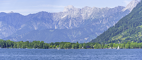 View of Lake Zell from Zell am See and mountainous backdrop on a sunny day, Zell am See, Salzburg, Austria, Europe