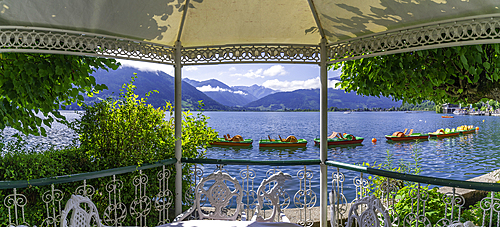 View of Lake Zell in Zell am See on a sunny day, Zell am See, Salzburg, Austria, Europe