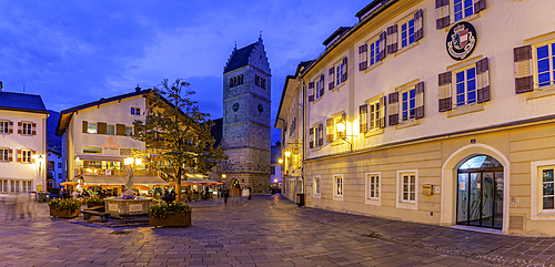 View of St. Hippolyte Church and Stadtplatz in Zell am See at dusk, Zell am See, Salzburg, Austria, Europe