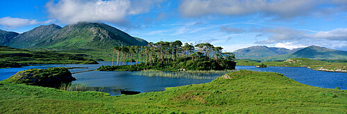 Derryclare Lough, near Clifden, Connemara National Park, County Galway, Connacht, Republic of Ireland, Europe