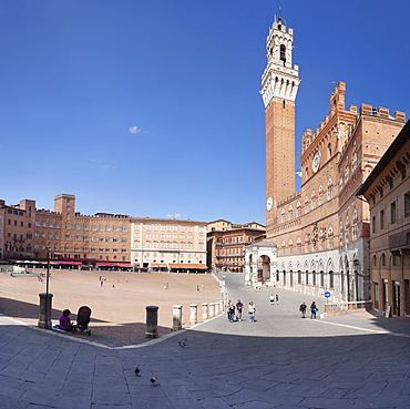 Piazza del Campo with Palazzo Pubblico town hall and Torre del Mangia Tower, Siena, UNESCO World Heritage Site, Siena Province, Tuscany, Italy, Europe