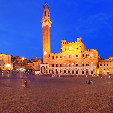 Piazza del Campo with Palazzo Pubblico town hall and Torre del Mangia Tower, Siena, UNESCO World Heritage Site, Siena Province, Tuscany, Italy, Europe