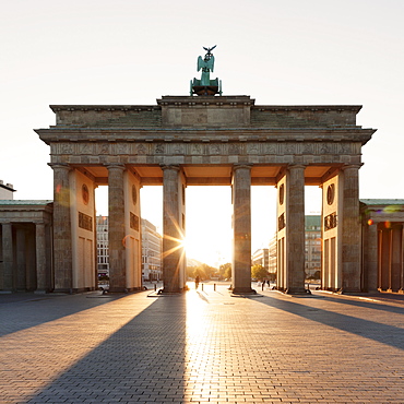 Brandenburg Gate (Brandenburger Tor) at sunrise, Platz des 18 Marz, Berlin Mitte, Berlin, Germany, Europe