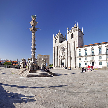 Pelourinho Column, Se Cathedral, Porto (Oporto), Portugal, Europe