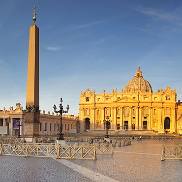 St. Peter's Basilica (Basilica di San Pietro), St. Peter's Square (Piazza de San Pietro), UNESCO World Heritage Site, Vatican City, Rome, Lazio, Italy, Europe