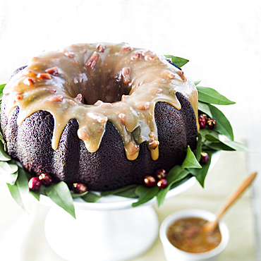 Bundt cake with berries and nuts