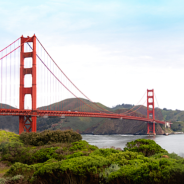 USA, California, San Francisco, Golden Gate Bridge over San Francisco Bay 