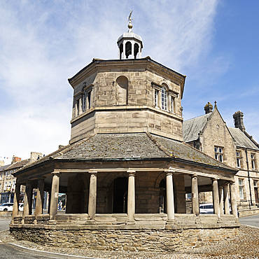 The octagonal Market Cross (Butter Market) (Break's Folley), a Grade I Listed Building built by Thomas Breaks, dating from 1747, Barnard Castle, County Durham, England, United Kingdom, Europe