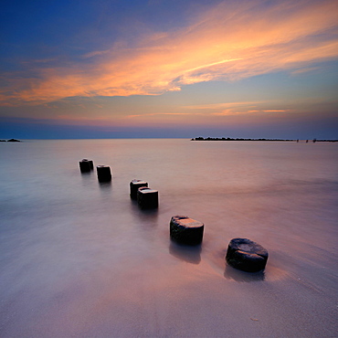 Sunset on the beach of the Baltic Sea, Buhne am Strand, Baltic resort Wustrow, Fischland-Darss-Zingst, Mecklenburg-Vorpommern, Germany, Europe