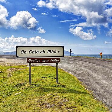 Welcome sign in Irish at the roadside, inscription Gaeilge Agus Failte, panoramic Atlantic Drive, southern Achill Island, Mayo, Wild Atlantic Way, Ireland, Europe