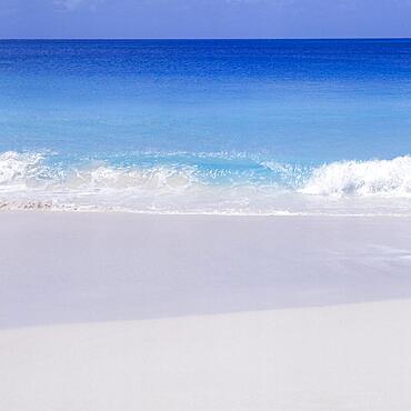 Weisser Sandstrand und blaues Meer, La Digue, Seychellen