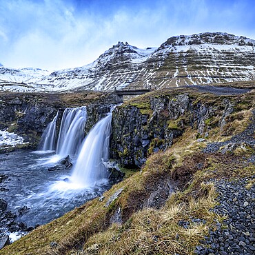 Berühmter Wasserfall Kirkjufellsfoss unter dem kegelförmigen Berg Kirkjufells