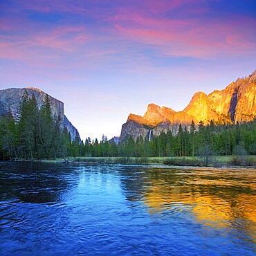 Yosemite Merced River el Capitan and Half Dome in California National Parks US