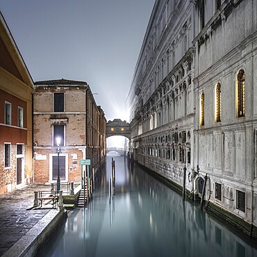 Night shot of the Bridge of Sighs (Ponte dei Sospiri), which connects the Doge's Palace with the prison in Venice, Italy