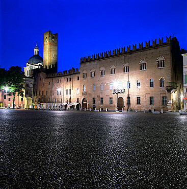 Piazza Sordello and the Torre della Gabbia, Mantua, Lombardy, Italy, Europe