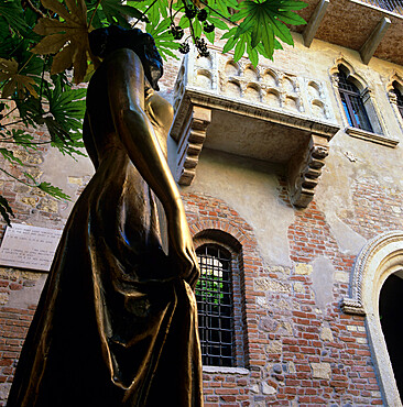 Juliet's balcony and statue, Verona, UNESCO World Heritage Site, Veneto, Italy, Europe