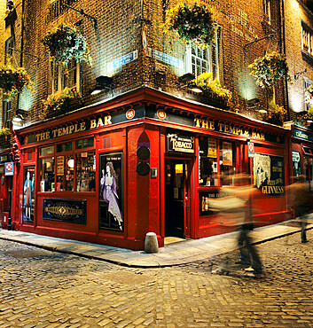 The Temple Bar pub at night, Temple Bar, Dublin, County Dublin, Republic of Ireland, Europe