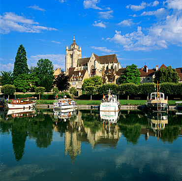 River Doubs and the Notre Dame collegiate church, Dole, Burgundy, France, Europe