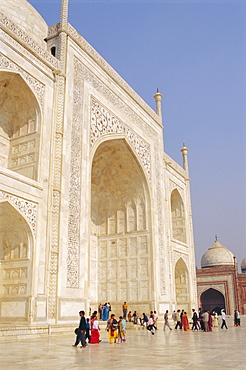 The Taj Mahal, built by the Moghul emperor Shah Jehan (Jahan) for his wife Mumtaz Mahal, Agra, Uttar Pradesh, India