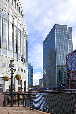 Shopping, restaurants and cafes around the Middle Dock, Canary Wharf, Docklands, London, England, United Kingdom, Europe 