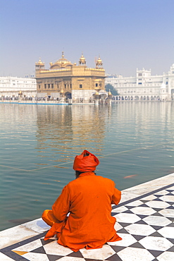 Sikh at The Harmandir Sahib (The Golden Temple), Amritsar, Punjab, India, Asia