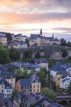 View over the Grund (Lower Town) towards The Corniche (Chemin de la Corniche), Luxembourg City, Luxembourg, Europe