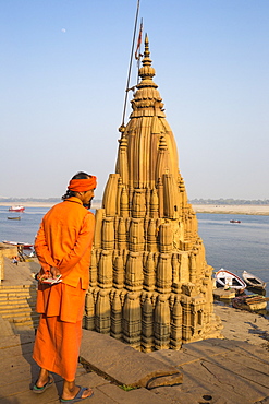 Submerged Shiva temple, Sindhia Ghat, Varanasi, Uttar Pradesh, India, Asia