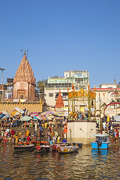 Dashashwamedh Ghat, the main ghat on the Ganges River, Varanasi, Uttar Pradesh, India, Asia